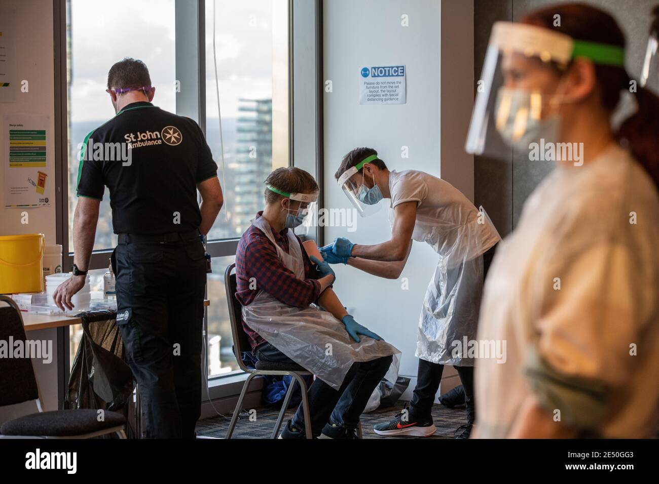 Journée de formation des bénévoles de l'Ambulance St John apprendre à administrer le vaccin contre le coronavirus, à se laver les mains, à mettre en place l'EPI, à comprimer la poitrine Banque D'Images