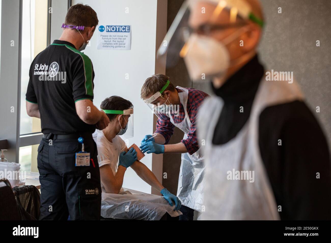 Journée de formation des bénévoles de l'Ambulance St John apprendre à administrer le vaccin contre le coronavirus, à se laver les mains, à mettre en place l'EPI, à comprimer la poitrine Banque D'Images