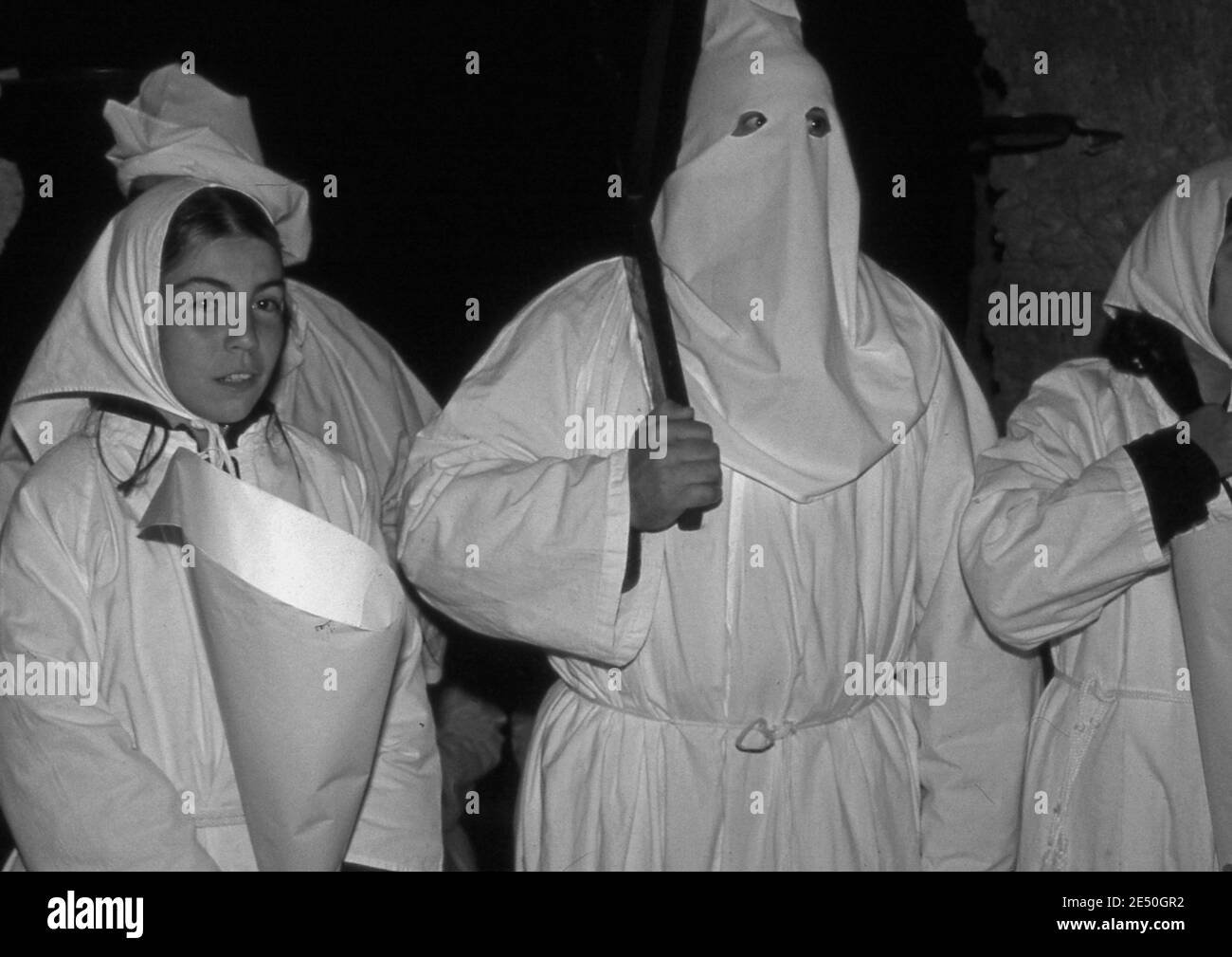 Castelsardo, Sardaigne, Italie. La semaine Sainte: Lunissanti (lundi Saint) procession (scannée de colorslide) Banque D'Images