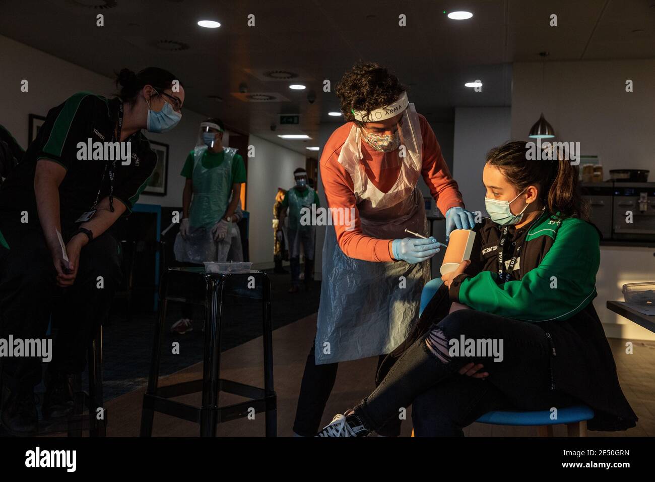 Journée de formation des bénévoles de l'Ambulance St John apprendre à administrer le vaccin contre le coronavirus, à se laver les mains, à mettre en place l'EPI, à comprimer la poitrine Banque D'Images