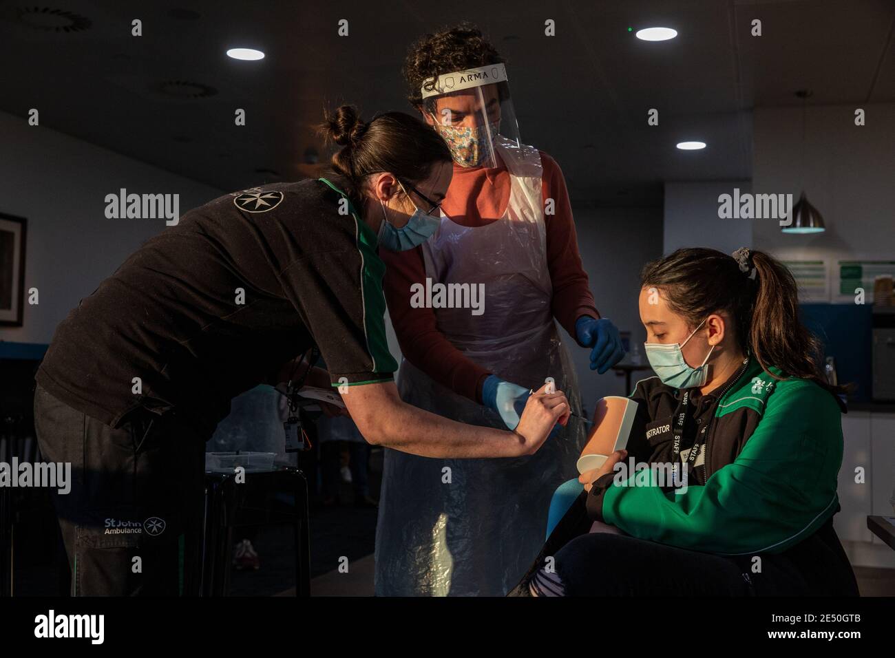 Journée de formation des bénévoles de l'Ambulance St John apprendre à administrer le vaccin contre le coronavirus, à se laver les mains, à mettre en place l'EPI, à comprimer la poitrine Banque D'Images