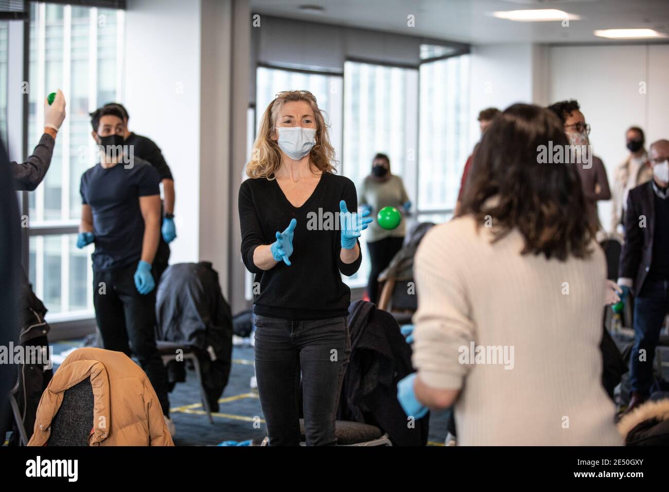 Journée de formation des bénévoles de l'Ambulance St John apprendre à administrer le vaccin contre le coronavirus, à se laver les mains, à mettre en place l'EPI, à comprimer la poitrine Banque D'Images
