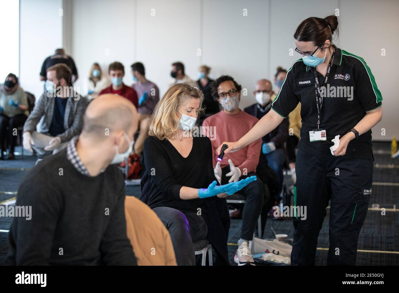 Journée de formation des bénévoles de l'Ambulance St John apprendre à administrer le vaccin contre le coronavirus, à se laver les mains, à mettre en place l'EPI, à comprimer la poitrine Banque D'Images