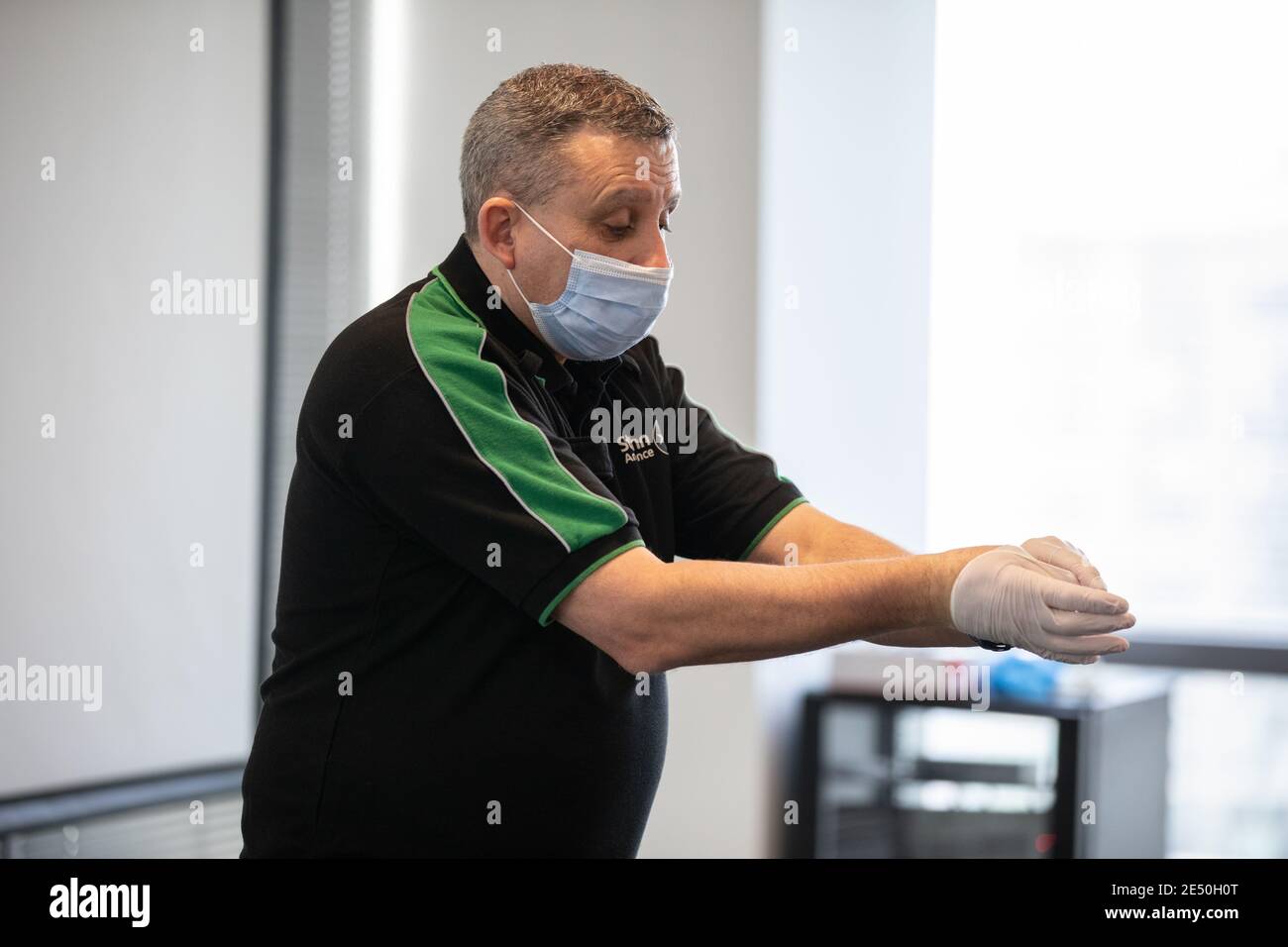 Journée de formation des bénévoles de l'Ambulance St John apprendre à administrer le vaccin contre le coronavirus, à se laver les mains, à mettre en place l'EPI, à comprimer la poitrine Banque D'Images