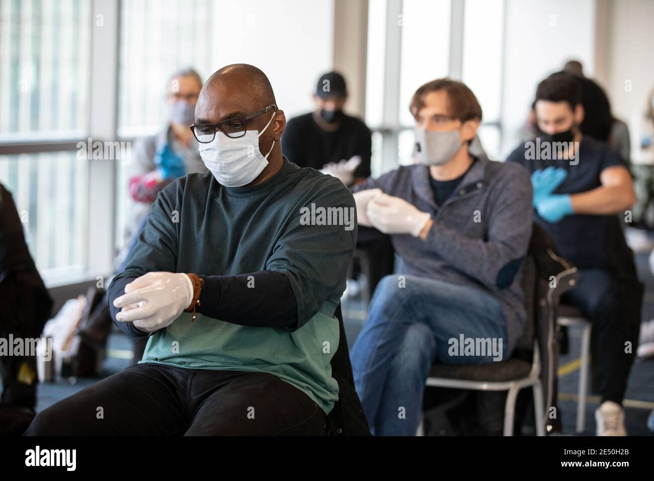 Journée de formation des bénévoles de l'Ambulance St John apprendre à administrer le vaccin contre le coronavirus, à se laver les mains, à mettre en place l'EPI, à comprimer la poitrine Banque D'Images