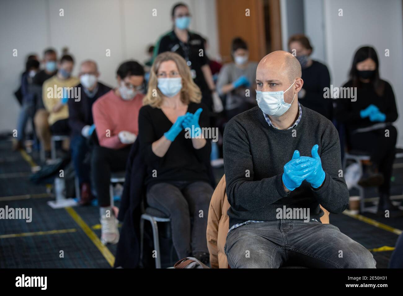 Journée de formation des bénévoles de l'Ambulance St John apprendre à administrer le vaccin contre le coronavirus, à se laver les mains, à mettre en place l'EPI, à comprimer la poitrine Banque D'Images