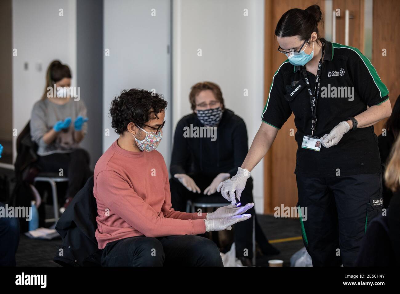 Journée de formation des bénévoles de l'Ambulance St John apprendre à administrer le vaccin contre le coronavirus, à se laver les mains, à mettre en place l'EPI, à comprimer la poitrine Banque D'Images