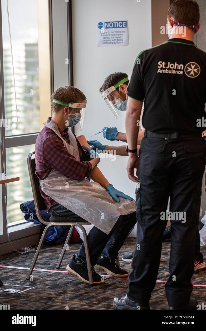 Journée de formation des bénévoles de l'Ambulance St John apprendre à administrer le vaccin contre le coronavirus, à se laver les mains, à mettre en place l'EPI, à comprimer la poitrine Banque D'Images