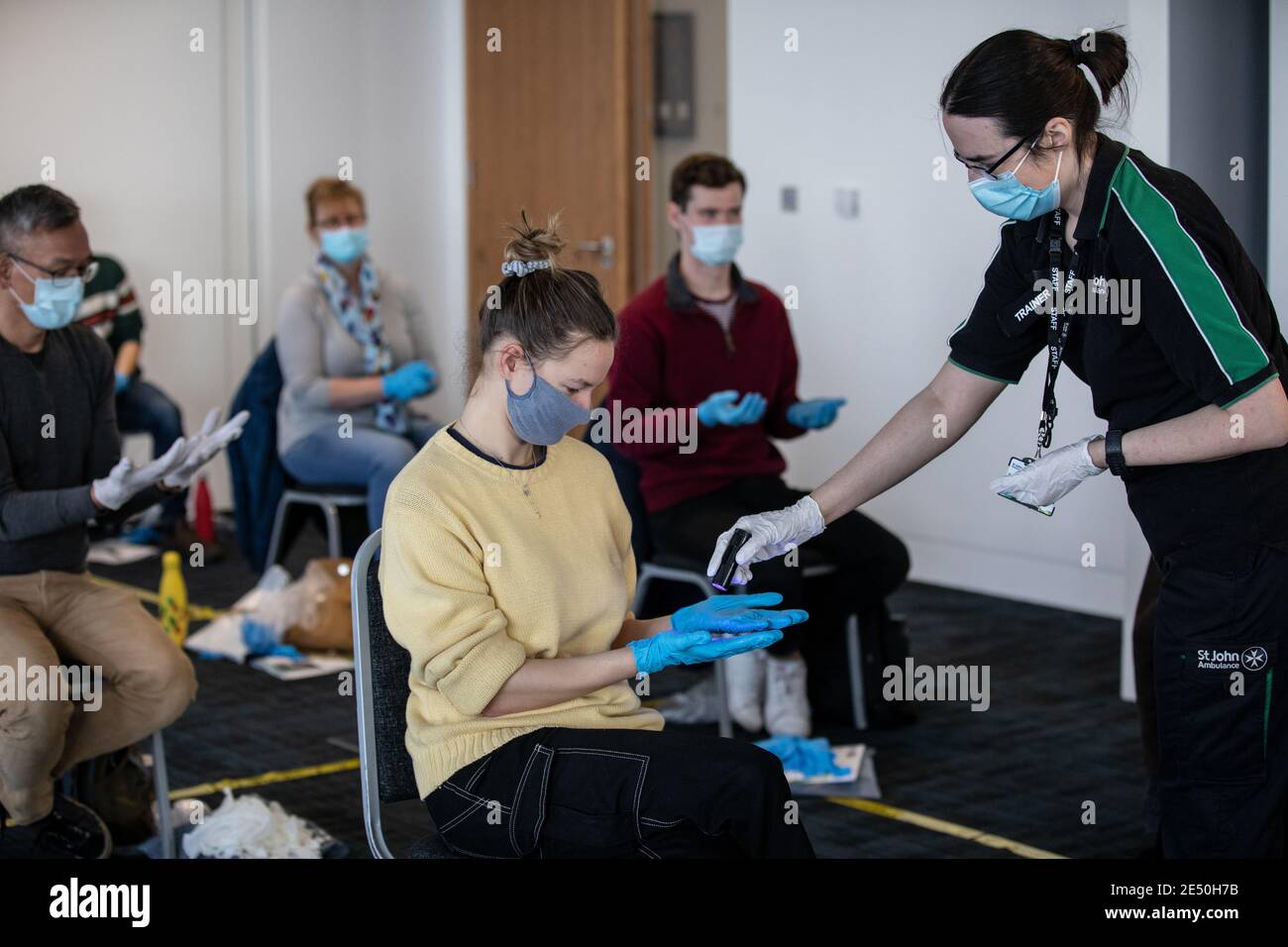 Journée de formation des bénévoles de l'Ambulance St John apprendre à administrer le vaccin contre le coronavirus, à se laver les mains, à mettre en place l'EPI, à comprimer la poitrine Banque D'Images