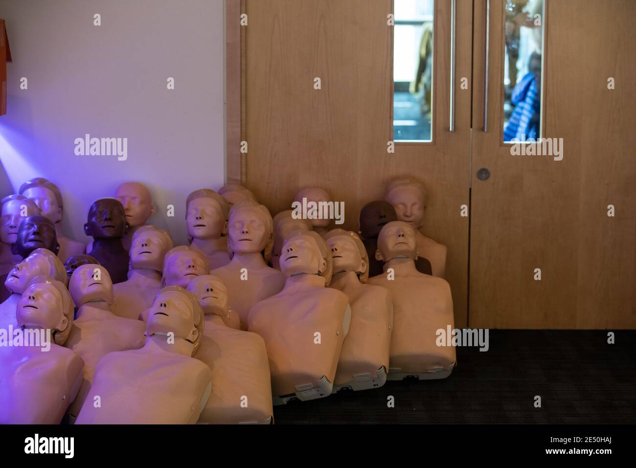 Journée de formation des bénévoles de l'Ambulance St John apprendre à administrer le vaccin contre le coronavirus, à se laver les mains, à mettre en place l'EPI, à comprimer la poitrine Banque D'Images