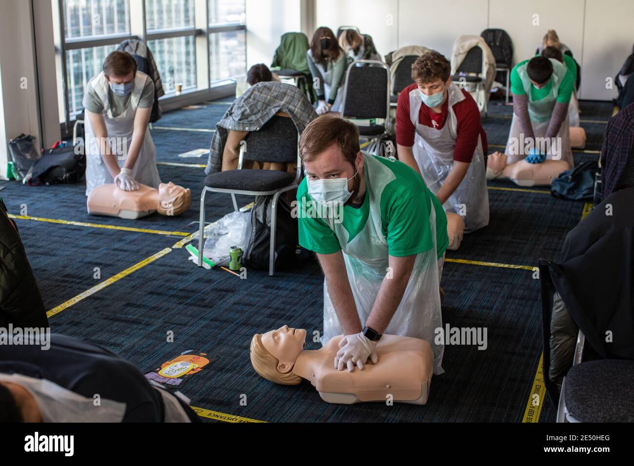 Journée de formation des bénévoles de l'Ambulance St John apprendre à administrer le vaccin contre le coronavirus, à se laver les mains, à mettre en place l'EPI, à comprimer la poitrine Banque D'Images