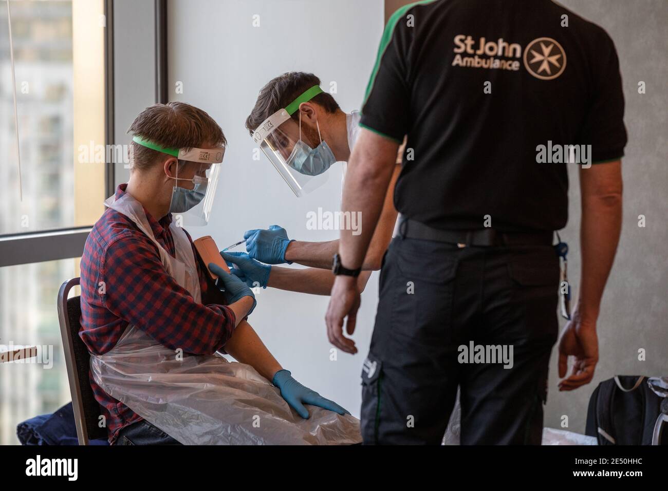Journée de formation des bénévoles de l'Ambulance St John apprendre à administrer le vaccin contre le coronavirus, à se laver les mains, à mettre en place l'EPI, à comprimer la poitrine Banque D'Images