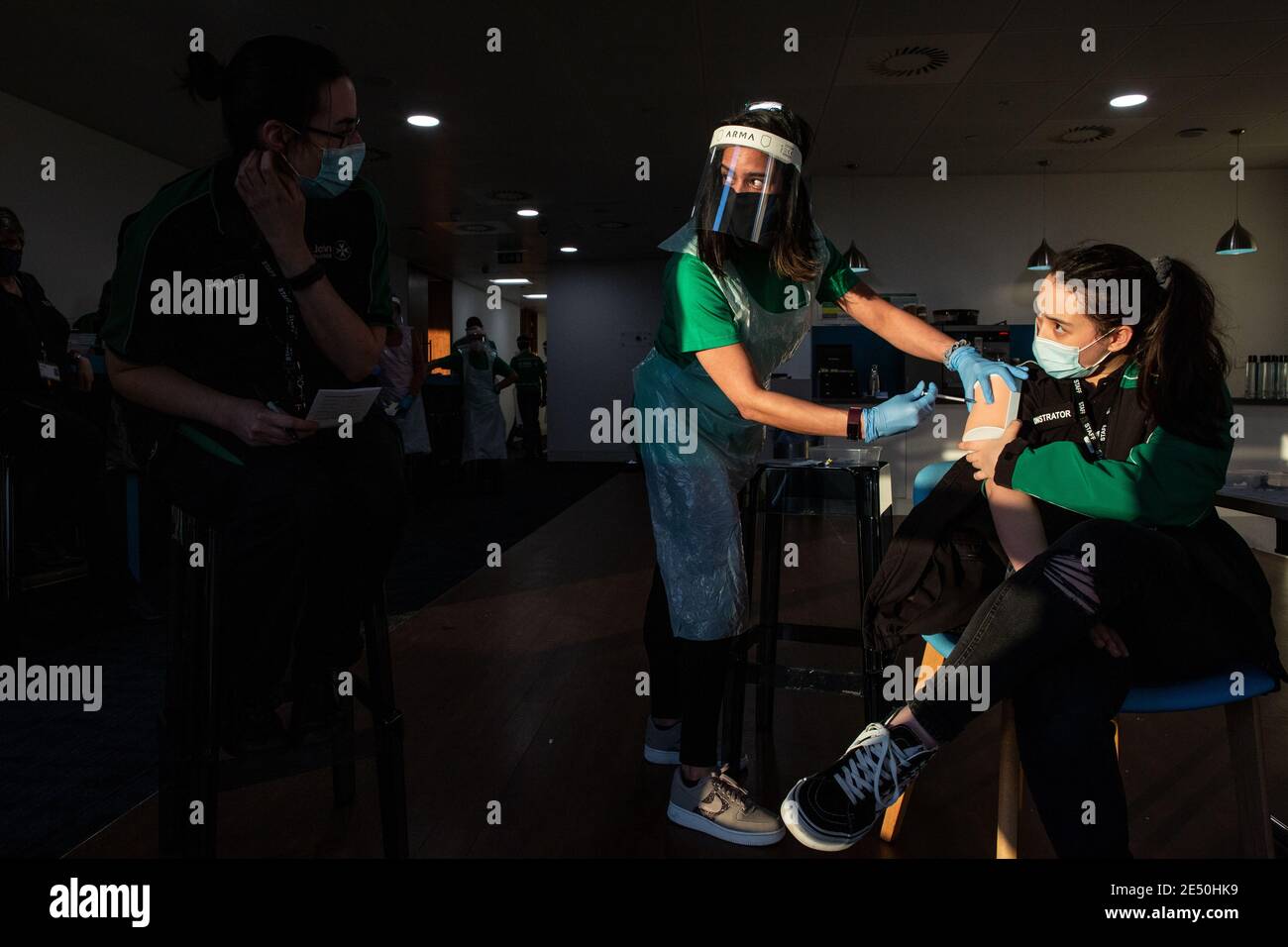 Journée de formation des bénévoles de l'Ambulance St John apprendre à administrer le vaccin contre le coronavirus, à se laver les mains, à mettre en place l'EPI, à comprimer la poitrine Banque D'Images