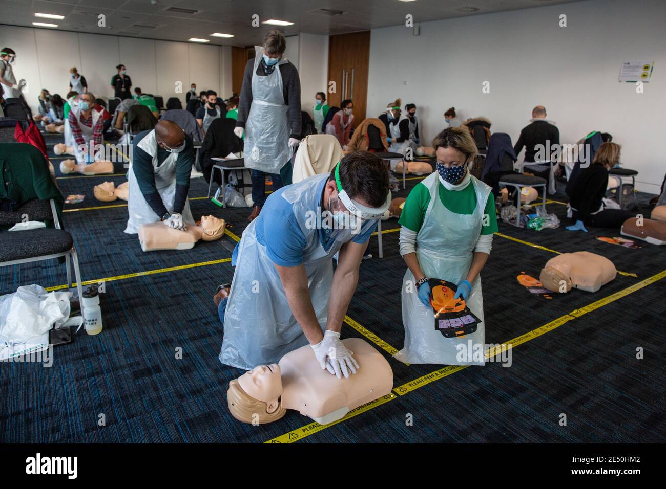 Journée de formation des bénévoles de l'Ambulance St John apprendre à administrer le vaccin contre le coronavirus, à se laver les mains, à mettre en place l'EPI, à comprimer la poitrine Banque D'Images
