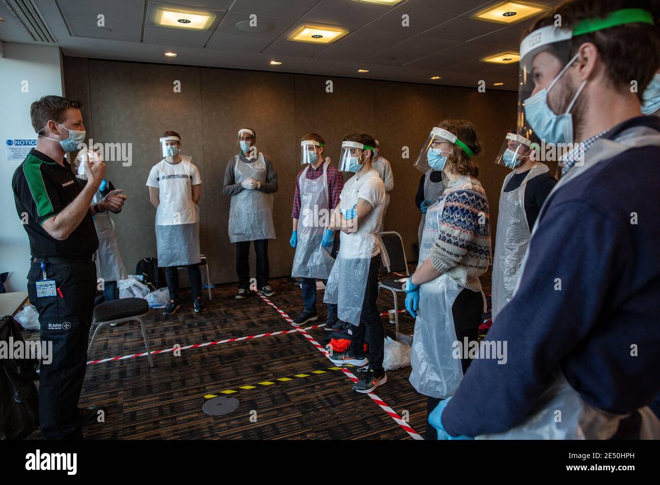 Journée de formation des bénévoles de l'Ambulance St John apprendre à administrer le vaccin contre le coronavirus, à se laver les mains, à mettre en place l'EPI, à comprimer la poitrine Banque D'Images