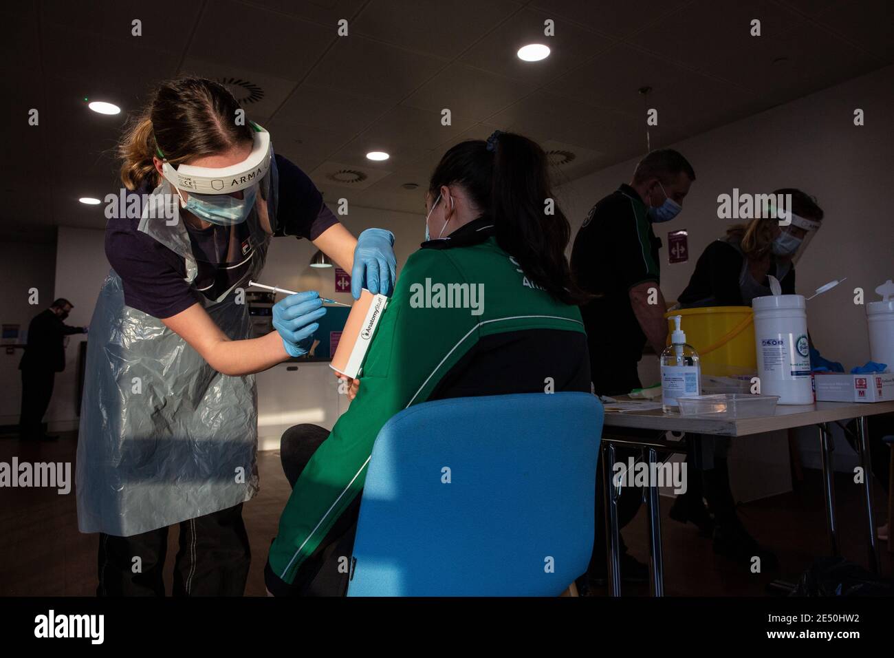 Journée de formation des bénévoles de l'Ambulance St John apprendre à administrer le vaccin contre le coronavirus, à se laver les mains, à mettre en place l'EPI, à comprimer la poitrine Banque D'Images
