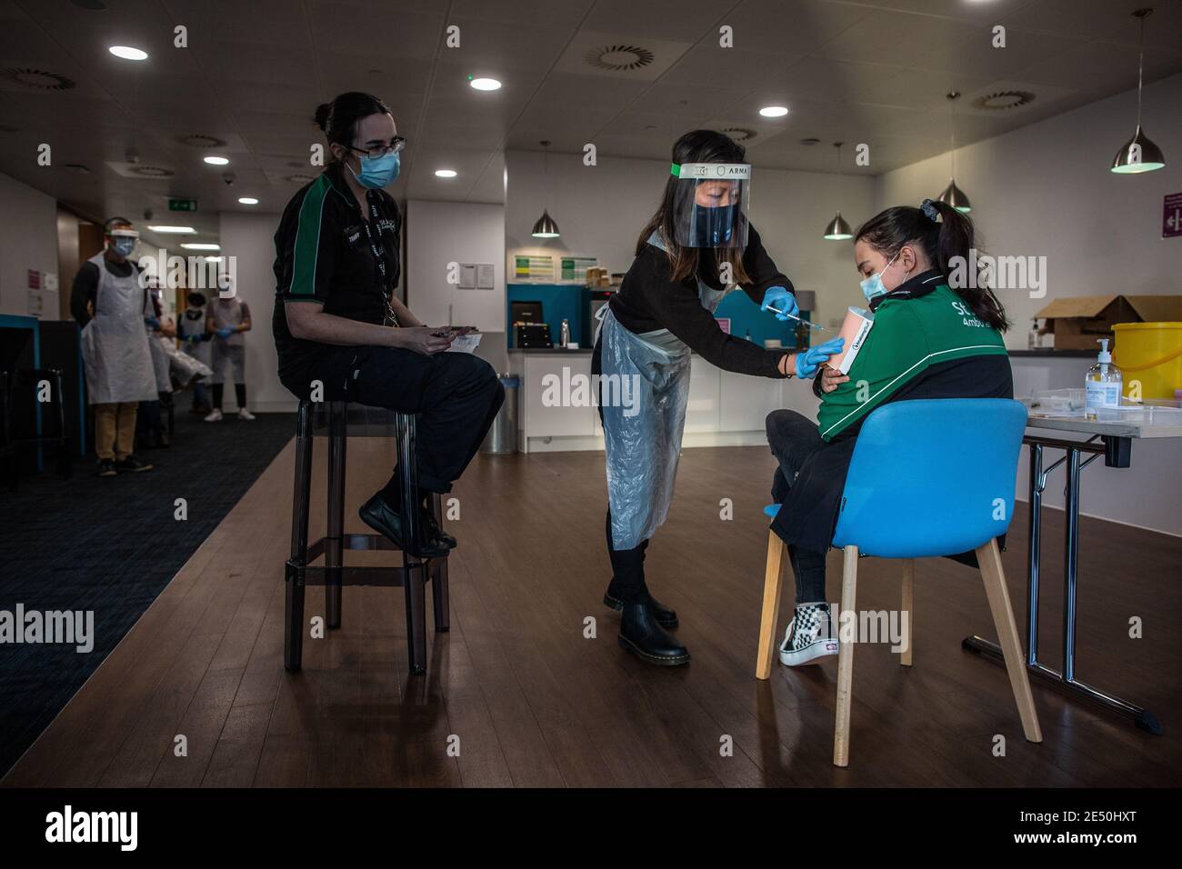 Journée de formation des bénévoles de l'Ambulance St John apprendre à administrer le vaccin contre le coronavirus, à se laver les mains, à mettre en place l'EPI, à comprimer la poitrine Banque D'Images