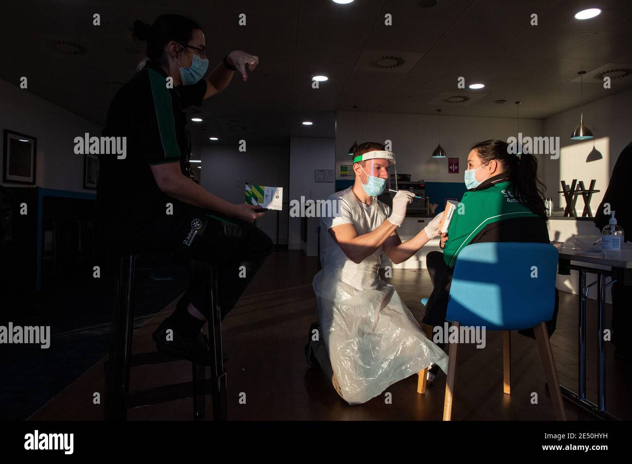 Journée de formation des bénévoles de l'Ambulance St John apprendre à administrer le vaccin contre le coronavirus, à se laver les mains, à mettre en place l'EPI, à comprimer la poitrine Banque D'Images