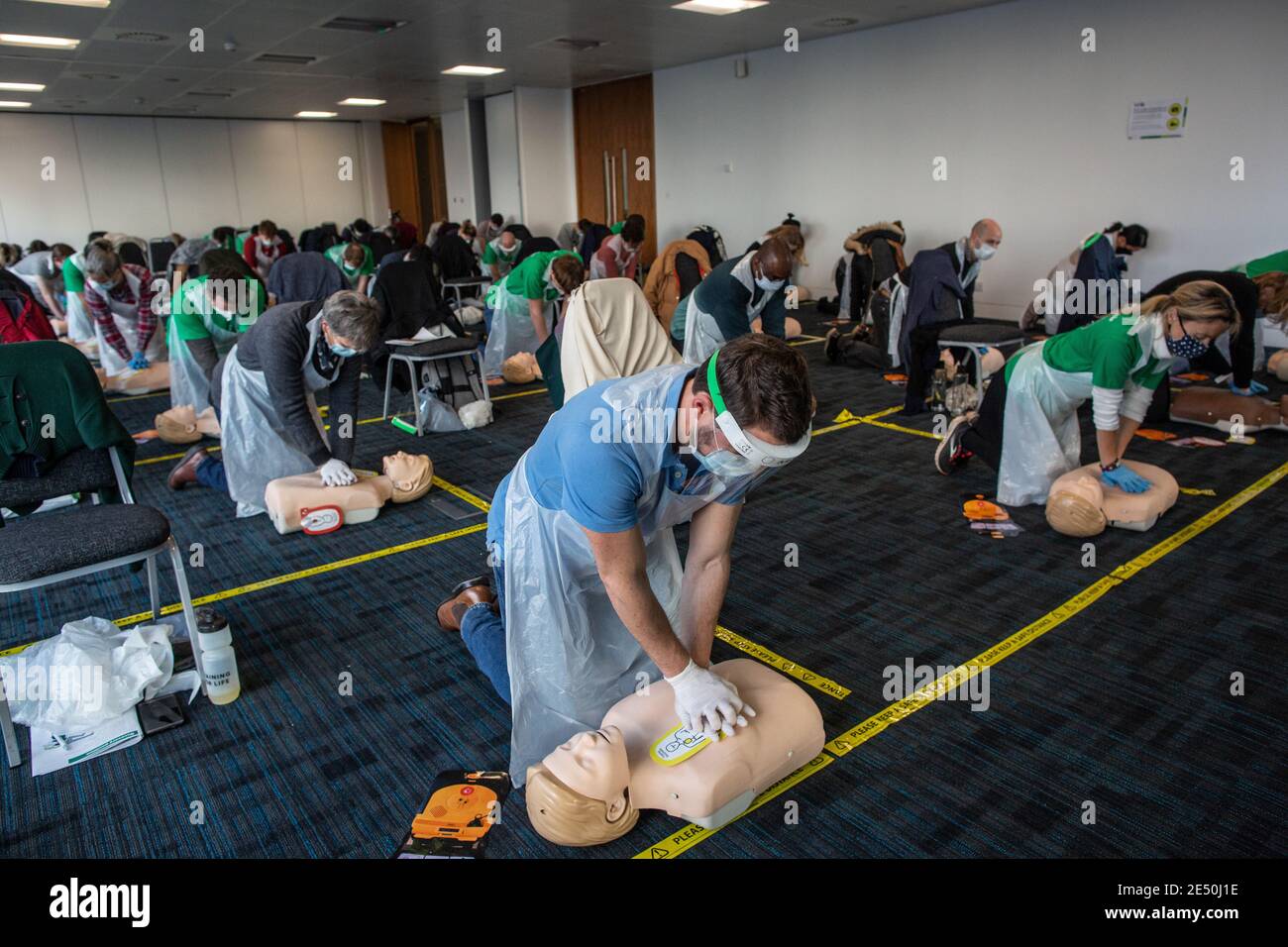 Journée de formation des bénévoles de l'Ambulance St John apprendre à administrer le vaccin contre le coronavirus, à se laver les mains, à mettre en place l'EPI, à comprimer la poitrine Banque D'Images