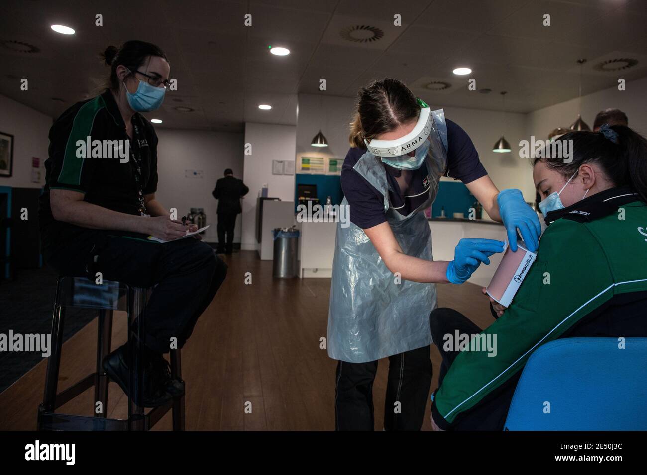 Journée de formation des bénévoles de l'Ambulance St John apprendre à administrer le vaccin contre le coronavirus, à se laver les mains, à mettre en place l'EPI, à comprimer la poitrine Banque D'Images