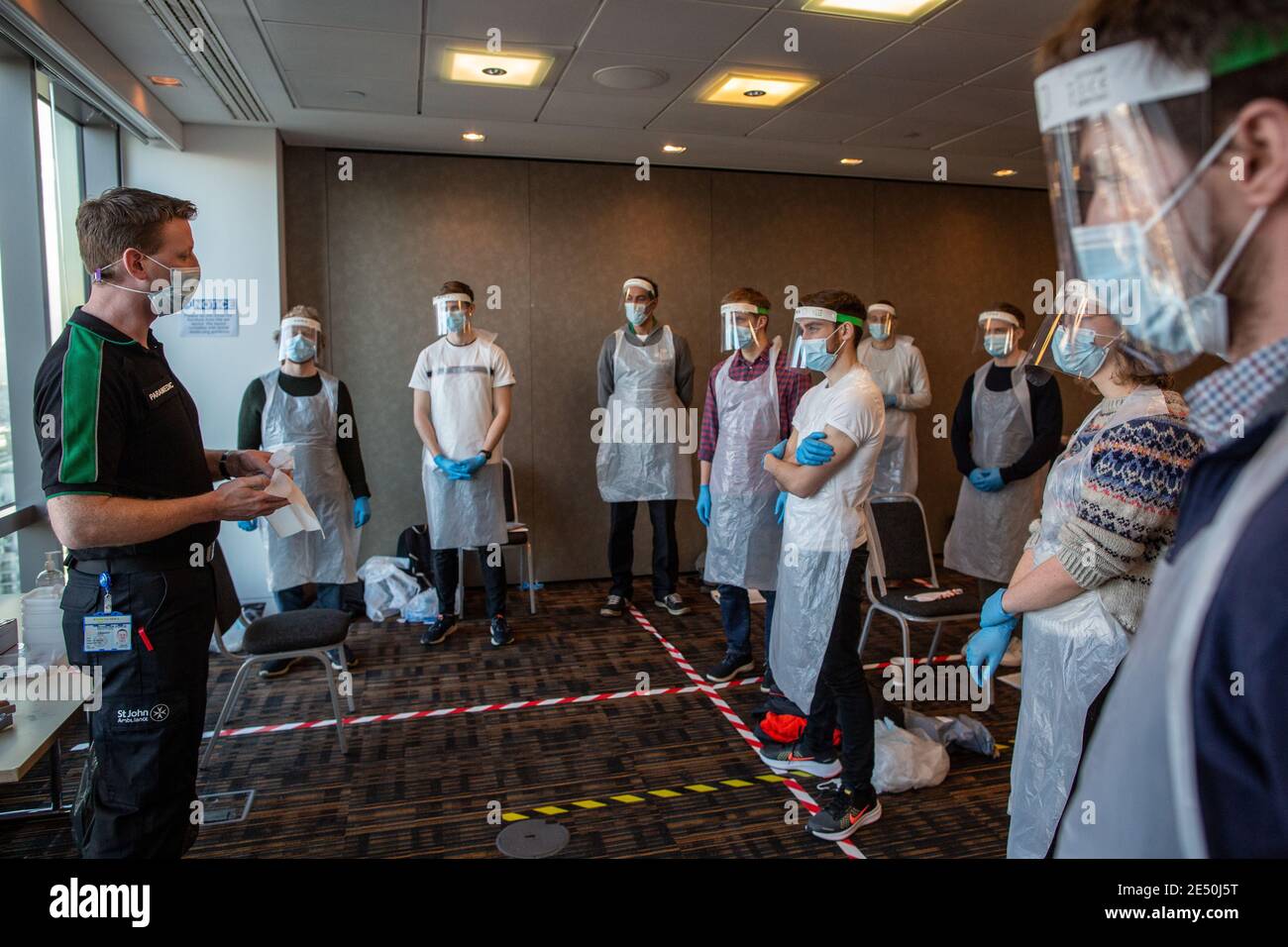 Journée de formation des bénévoles de l'Ambulance St John apprendre à administrer le vaccin contre le coronavirus, à se laver les mains, à mettre en place l'EPI, à comprimer la poitrine Banque D'Images