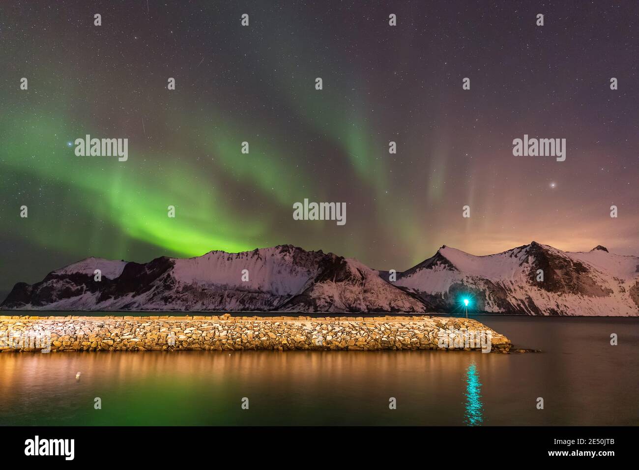 Lumières polaires sur la crête de montagne et les rochers. Plage d'Ersfjord. Senja, Norvège Banque D'Images