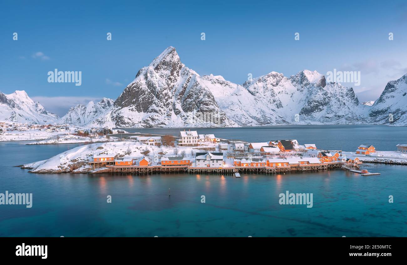 Vue aérienne du village de pêcheurs dans la montagne en hiver à l'île de Sakrisoya, Lofoten, Norvège Banque D'Images