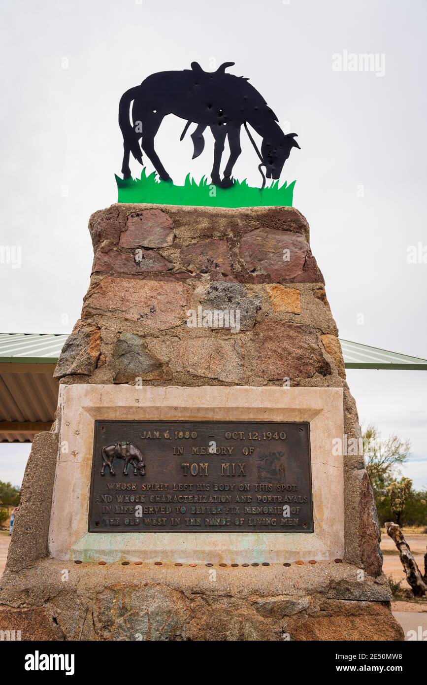 Florence, Arizona - 27 novembre 2019: Ce mémorial à la star de cinéma muet de l'Ouest Tom Mix est sur le site de l'accident de la route qui l'a tué quand ses suitcas Banque D'Images