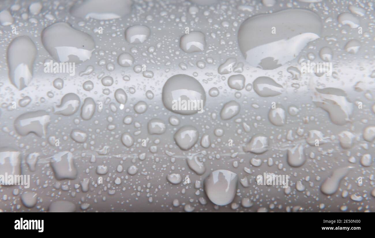 Goutte d'eau sur, gouttes d'eau abstraites sur tuyau en plastique Banque D'Images