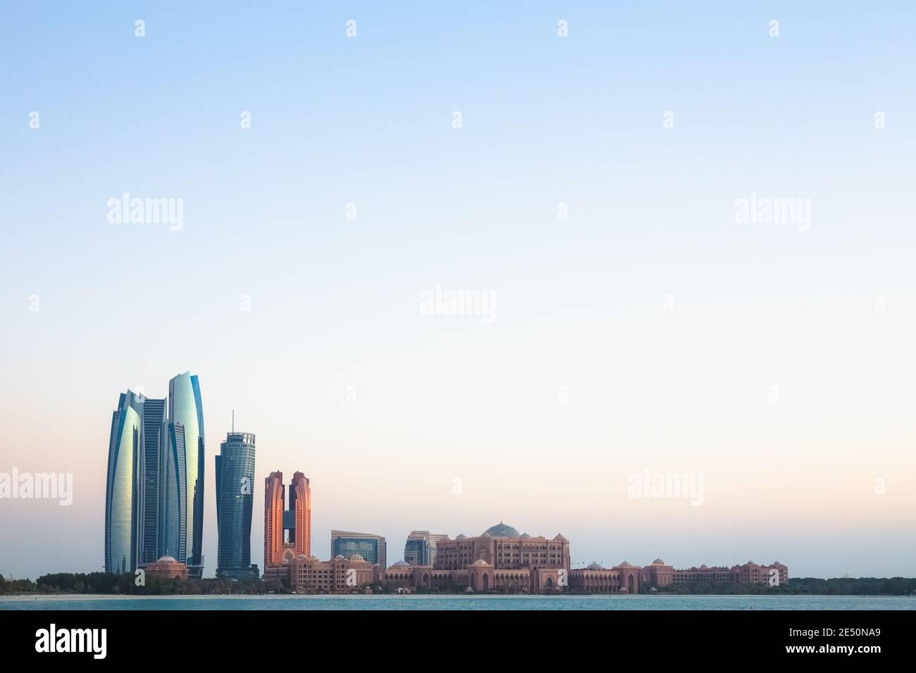 Vue sur la ville d'Abu Dhabi, les gratte-ciel et les hôtels le long de la plage de Corniche. Banque D'Images