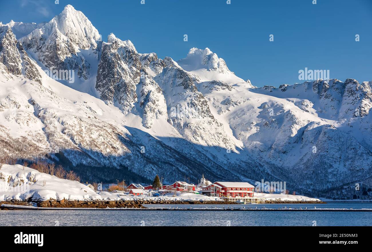 Vue aérienne du village de pêcheurs dans la montagne en hiver à l'île de Sakrisoya, Lofoten, Norvège Banque D'Images