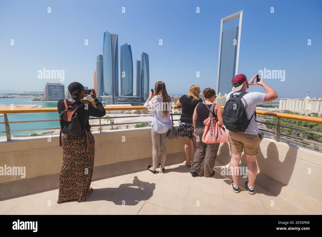 Abu Dhabi, Émirats Arabes Unis - octobre 7 2017 : les touristes prennent des photos des tours Etihad, du bâtiment ADNOC et de l'horizon urbain d'Abu Dhabi depuis l'hôtel Intercontinental Banque D'Images