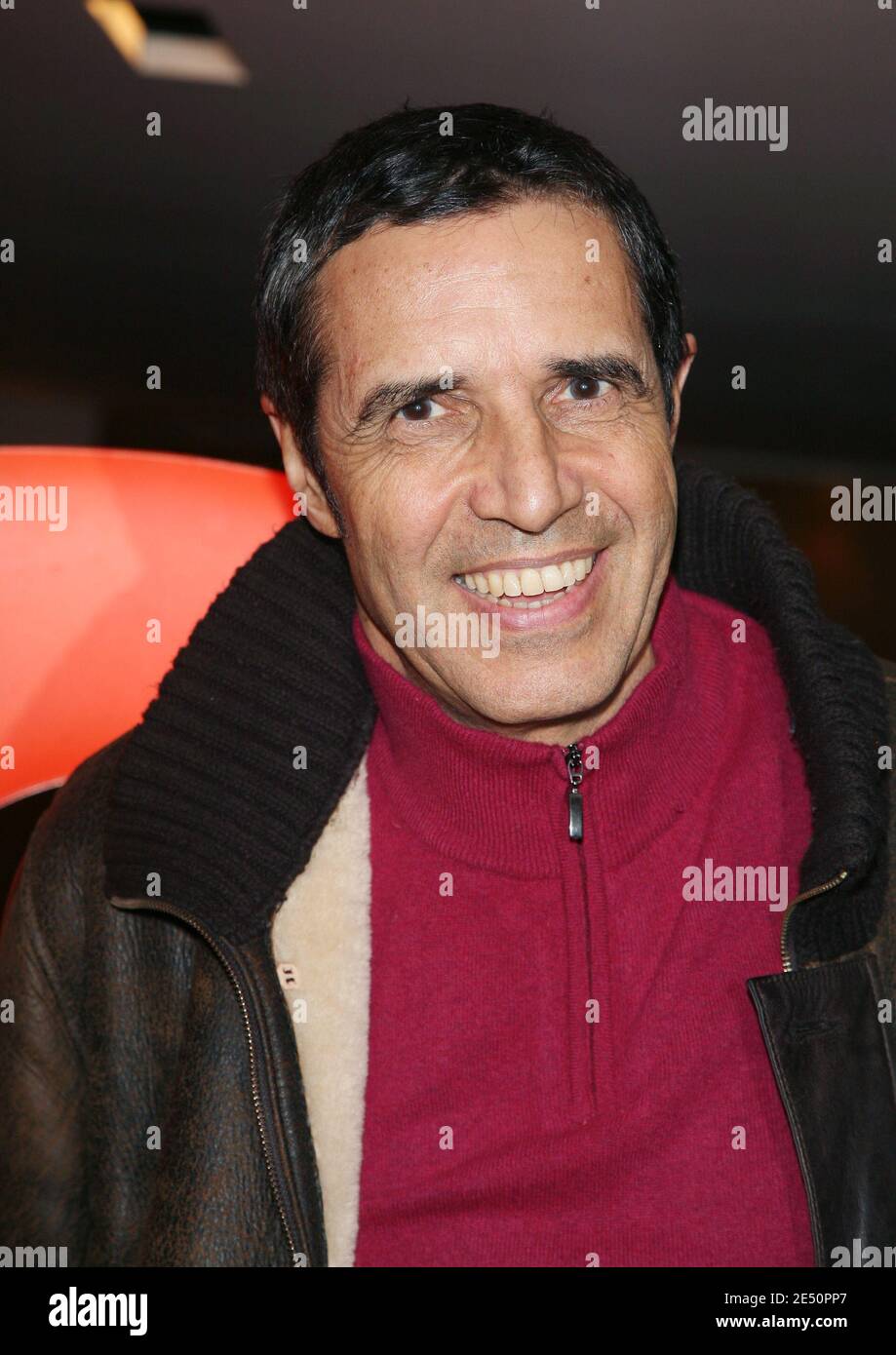 Le chanteur Julien Clerc assiste à la première de la génération 68 au théâtre l'Arlequin le 3 avril 2008. Photo de Denis Guignebourg/ABACAPRESS.COM Banque D'Images