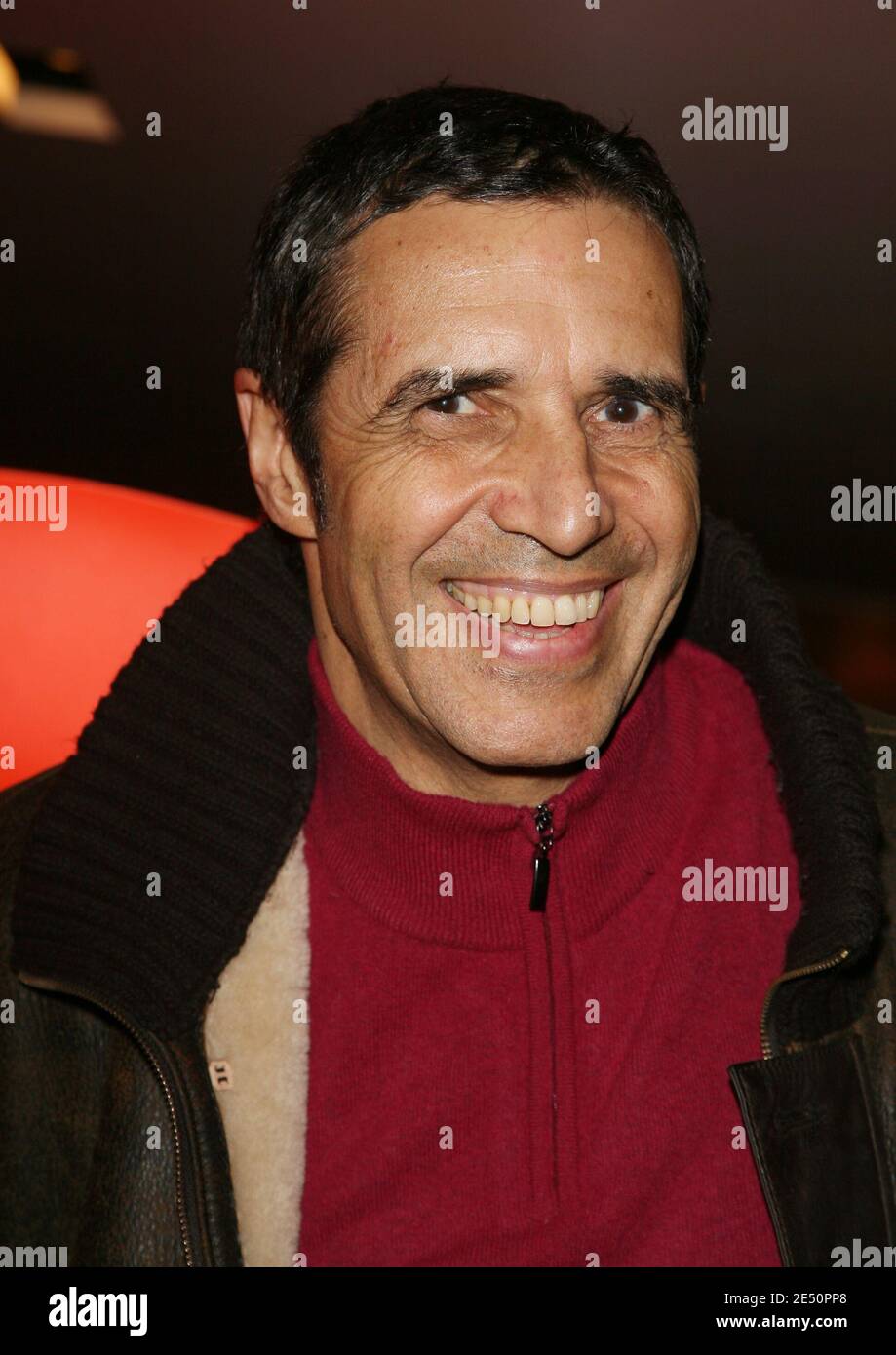 Le chanteur Julien Clerc assiste à la première de la génération 68 au théâtre l'Arlequin le 3 avril 2008. Photo de Denis Guignebourg/ABACAPRESS.COM Banque D'Images