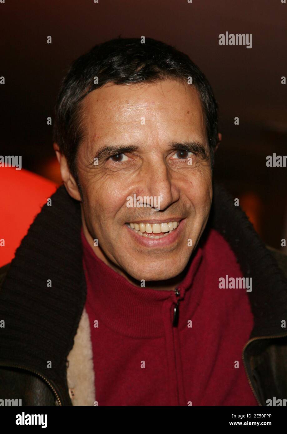 Le chanteur Julien Clerc assiste à la première de la génération 68 au théâtre l'Arlequin le 3 avril 2008. Photo de Denis Guignebourg/ABACAPRESS.COM Banque D'Images