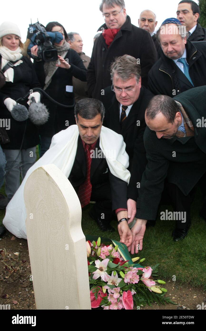Abdelkader Aoussed, représentant de la mosquée de Paris, dépose une germe de fleurs sur une tombe de soldats musulmans de la première Guerre mondiale près du médiateur de l'administration française Jean-Paul Delevoye lors d'une cérémonie au cimetière d'Ablain-Saint-Nazaire, dans le nord de la France, le 7 avril 2008. Des vandales ont inscrit des tombes du dimanche soir dans le cimetière avec des slogans anti-islam et ont également laissé des graffitis qui font ressortir le ministre de la Justice Rachida Dati, d'origine nord-africaine. 148 tombes ont été ciblées. Photo d'Eric Pollet/ABACAPRESS.COM Banque D'Images