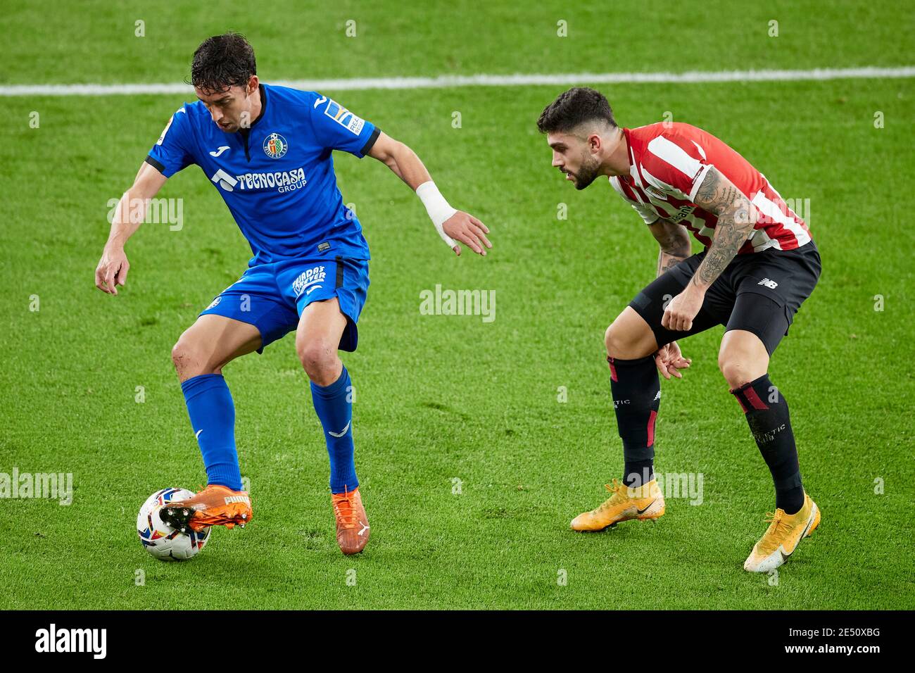 Bilbao, Espagne. 25 janvier 2021. Jaime Mata de Getafe CF duels pour le ballon avec Unai Nunez de Athletic Club pendant le match de la Liga entre Athletic Club Bilbao et Getafe FC joué au stade San Mames. Credit: Ion Alcoba/Capturasport/Alay Live News Credit: CAPTURASPORT/Alay Live News Banque D'Images