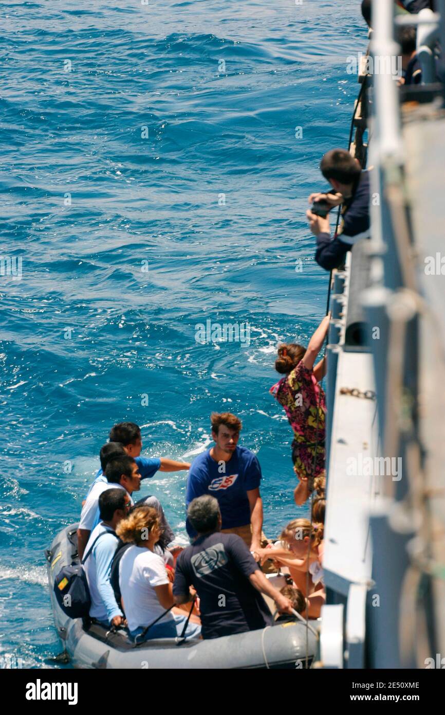Les membres de l'équipage du yacht Ponant se rendent à bord de la frégate de la marine Jean Bart au large des côtes somaliennes, le 11 avril 2008, sur cette photo fournie par le ministère français de la Défense. Vendredi, les commandos français ont saisi six pirates en Somalie lors d'un RAID audacieux lancé peu après que les bandits aient libéré l'équipage de 30 personnes du yacht de luxe piraté la semaine dernière. Photo de ECPAD/Sergent Dupont Sébastien/ABACAPRESS.COM. Banque D'Images