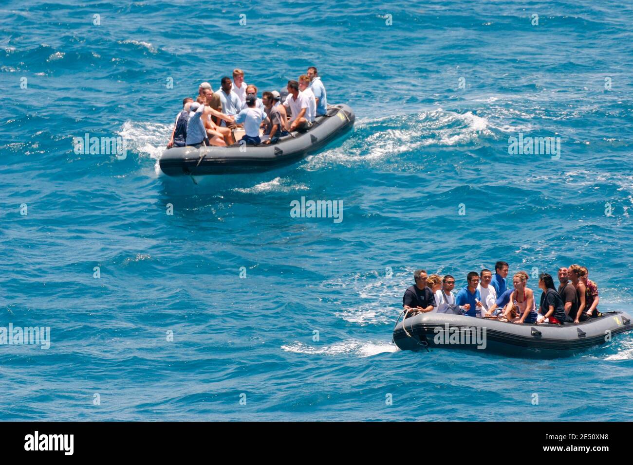 Les membres de l'équipage du yacht Ponant se rendent à bord de la frégate de la marine Jean Bart au large des côtes somaliennes, le 11 avril 2008, sur cette photo fournie par le ministère français de la Défense. Vendredi, les commandos français ont saisi six pirates en Somalie lors d'un RAID audacieux lancé peu après que les bandits aient libéré l'équipage de 30 personnes du yacht de luxe piraté la semaine dernière. Photo de ECPAD/Sergent Dupont Sébastien/ABACAPRESS.COM. Banque D'Images