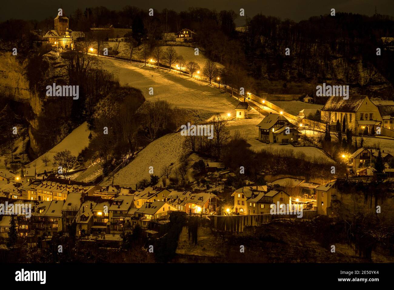 Photo nocturne de Fribourg (Suisse) sous la neige Banque D'Images