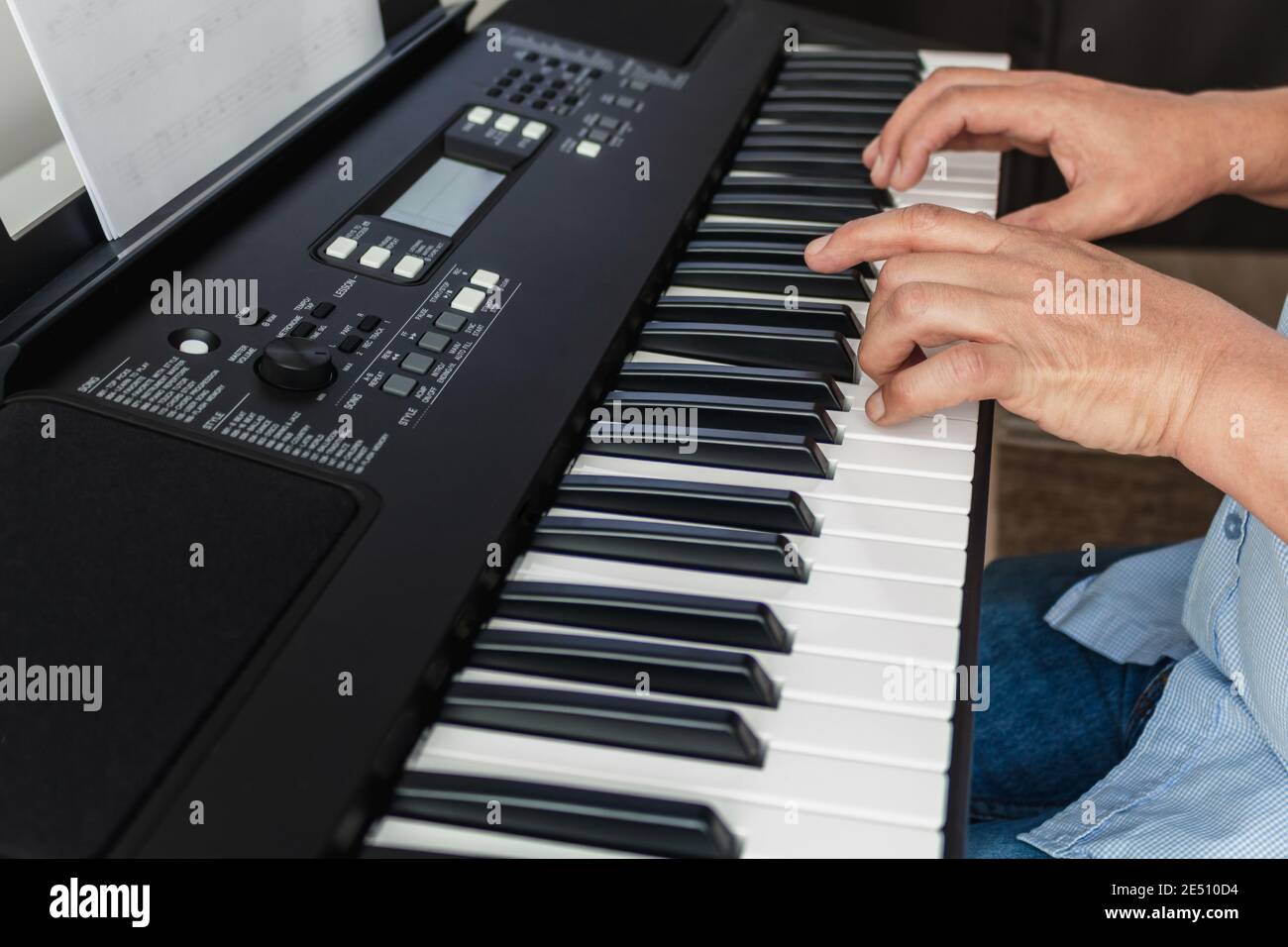 Piano et pianiste, apprentissage du piano avec application avec tablette Banque D'Images