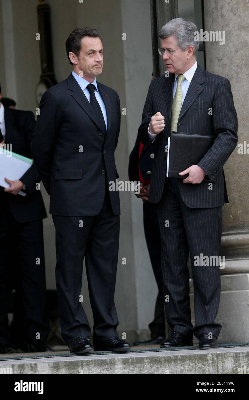 Le président français Nicolas Sarkozy et le conseiller diplomatique Jean-David Levitte à l'Elysée à Paris, avant un dîner, le 22 avril 2008. Photo de Mehdi Taamallah/ABACAPRESS.COM Banque D'Images