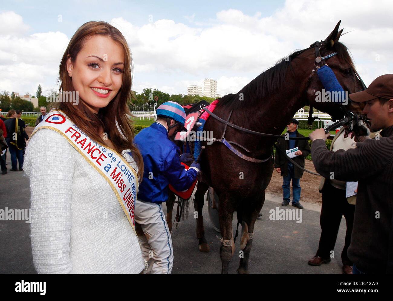 Deuxième gagnant du concours élu de Miss France 2008, Laura Tanguy pose comme patronne du Grand Prix Bouscat Horsetrracks au Bouscat, dans le sud-ouest de la France, le 23 avril 2008. Laura Tanguy sera la représentante française au concours de Miss Univers 2008, comme Miss France 2008 Valerie Begue démissionna après la publication de photos équivoques. Photo de Patrick Bernard/ABACAPRESS.COM Banque D'Images