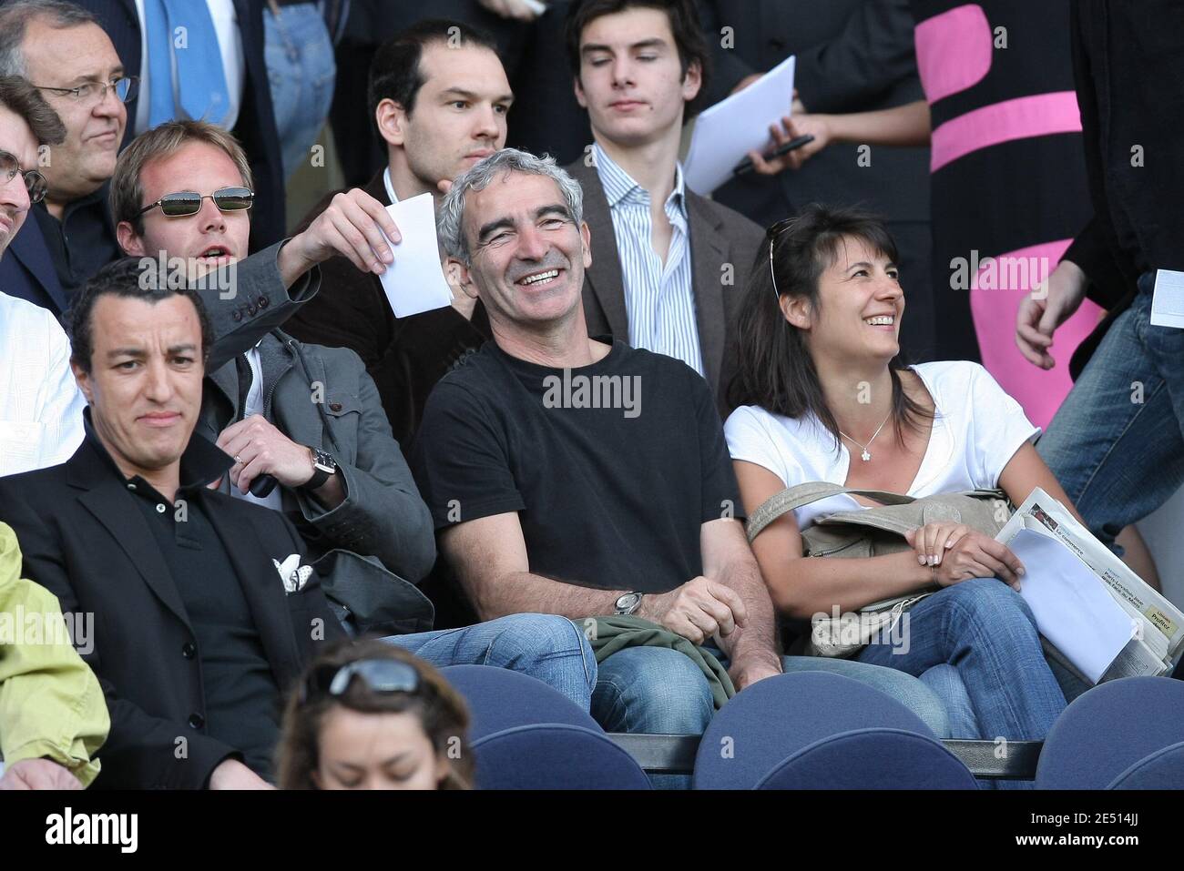 Un avocat parisien, Karim Achoui 'gauche', Raymond Domenech et sa femme Estelle Denis lors du match de football, PSG vs Auxerre à Paris, France, le 26 avril 2008. Photo de Taamallah Mehdi/Cameleon/ABACAPRESS.COM Légende locale Banque D'Images Un avocat parisien, Karim Achoui 'gauche', Raymond Domenech et sa femme Estelle Denis lors du match de football, PSG vs Auxerre à Paris, France, le 26 avril 2008. Photo de Taamallah Mehdi/Cameleon/ABACAPRESS.COM Légende locale Banque D'Images