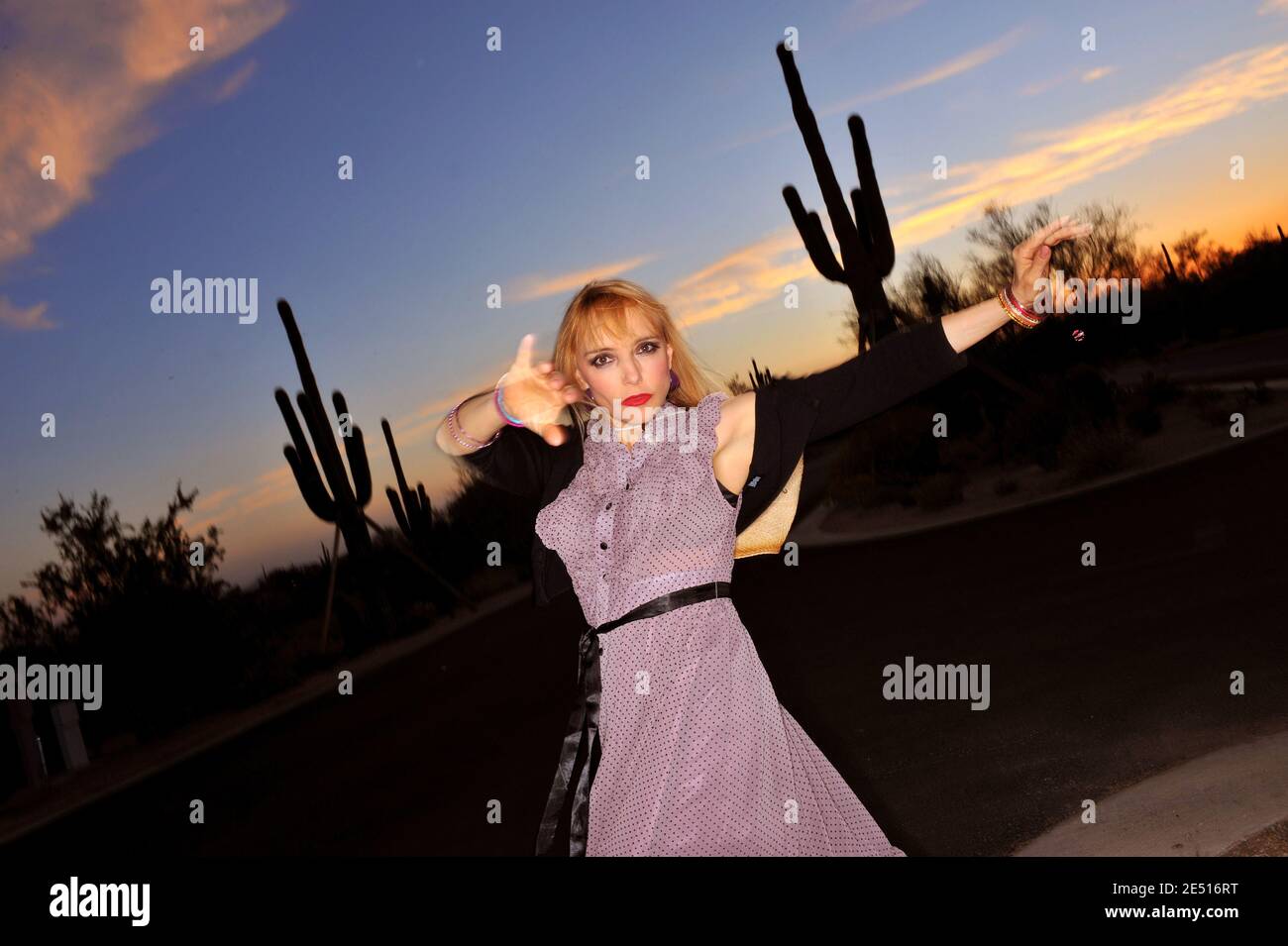 EXCLUSIF. La chanteuse française Jeanne Mas pose à la maison à Scottdale près de Phoenix, Arizona, Etats-Unis, le 20 avril 2008. Elle prépare son retour en France avec une tournée le 2008 mai. Photo de Lionel Hahn/ABACAPRESS.COM Banque D'Images