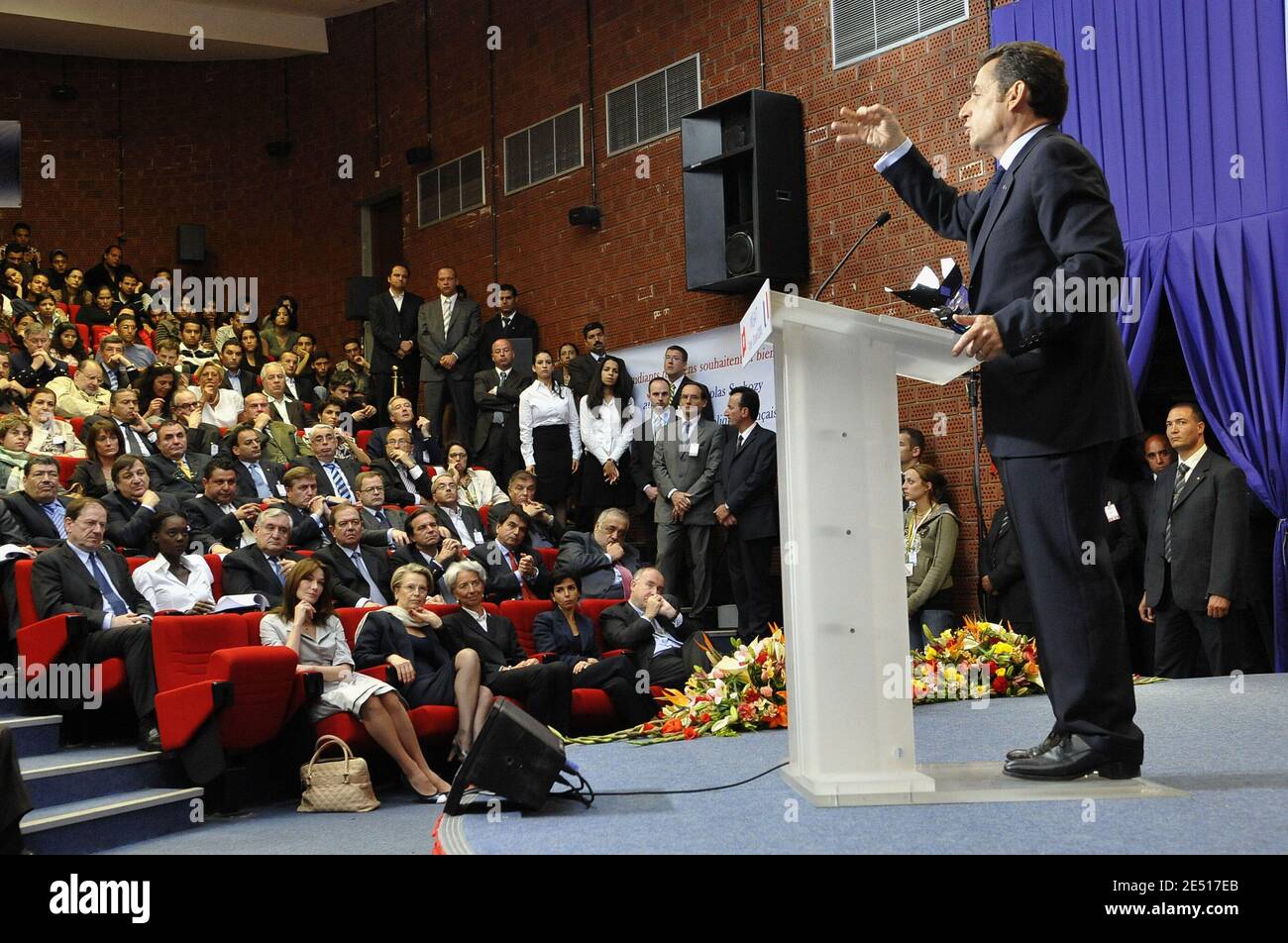 Junior ministre française du Commerce, des métiers artisanaux, des petites et moyennes entreprises, du Tourisme et des Services Herve Novelli, Junior ministre des Affaires étrangères et des droits de l'homme Rama Yade et ancien Premier ministre Jean-Pierre Raffarin, Patrick Ollier, Renaud Muselier, Pierre Lellouche, Philippe Seguin, première dame Carla Bruni-Sarkozy, ministre de l'intérieur Michele-Marie Lagarde, ministre de l'Economie, Christine Lagarde La ministre de la Justice Rachida Dati, le ministre des Transports Dominique Bussereau lorsque le président français Nicolas Sarkozy prononce un discours à l'institut de science et de technologie de Tunis, Tunis Banque D'Images