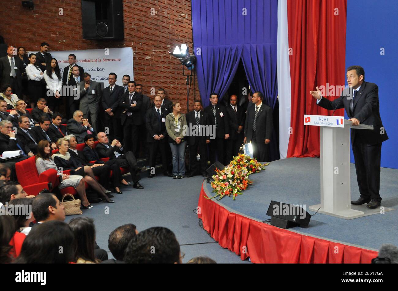 Junior ministre française du Commerce, des métiers artisanaux, des petites et moyennes entreprises, du Tourisme et des Services Herve Novelli, Junior ministre des Affaires étrangères et des droits de l'homme Rama Yade et ancien Premier ministre Jean-Pierre Raffarin, Patrick Ollier, Renaud Muselier, Pierre Lellouche, Philippe Seguin, première dame Carla Bruni-Sarkozy, ministre de l'intérieur Michele-Marie Lagarde, ministre de l'Economie, Christine Lagarde La ministre de la Justice Rachida Dati, le ministre des Transports Dominique Bussereau lorsque le président français Nicolas Sarkozy prononce un discours à l'institut de science et de technologie de Tunis, Tunis Banque D'Images