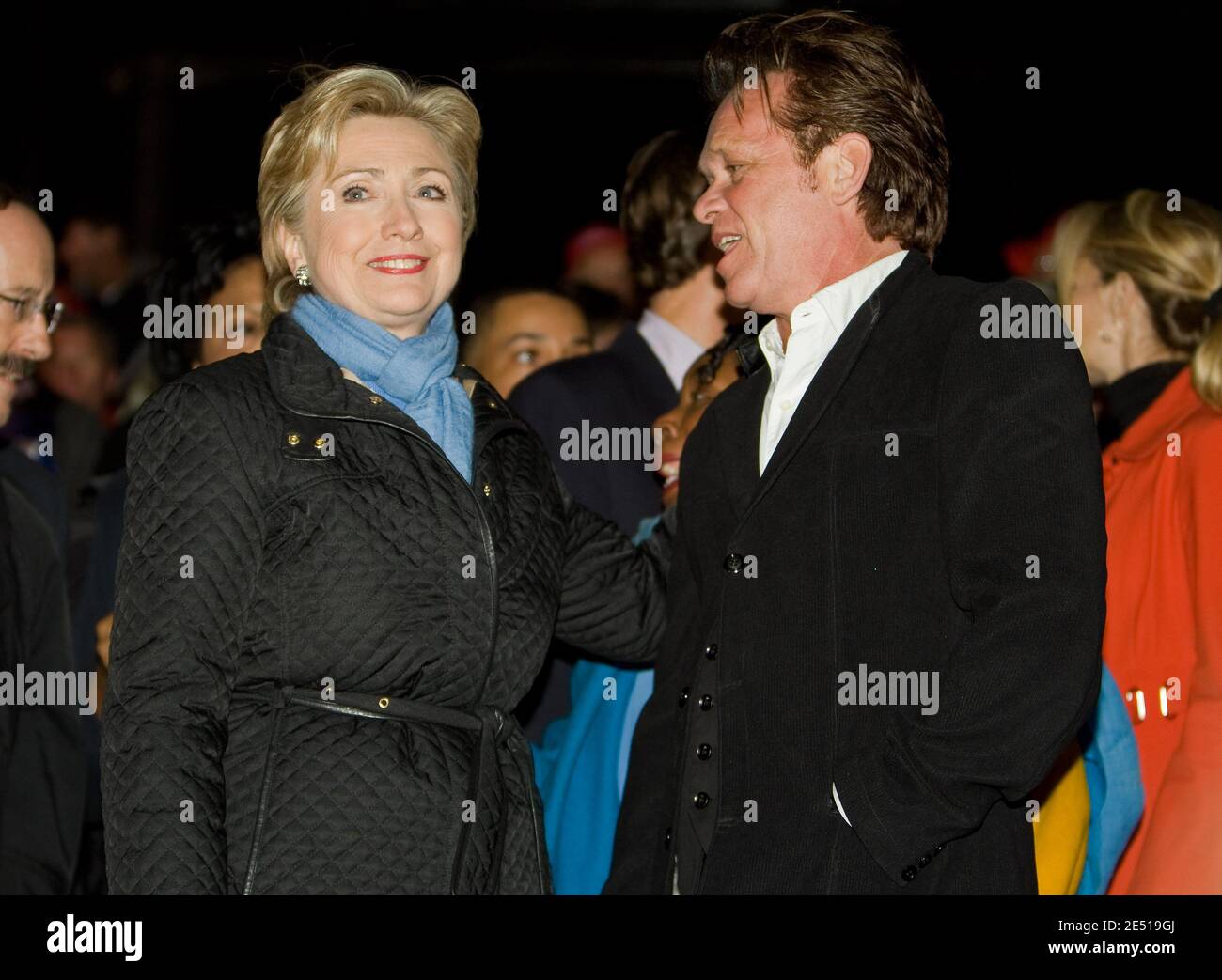 La sénatrice démocrate Hillary Clinton, pleine d'espoir présidentiel, s'entretient avec le chanteur John Mellencamp lors d'un rassemblement de campagne au parc national de White River à Indianapolis, EN INDIANA, aux États-Unis, le 3 mai 2008. Photo de Joseph Foley/ABACAPRESS.COM Banque D'Images