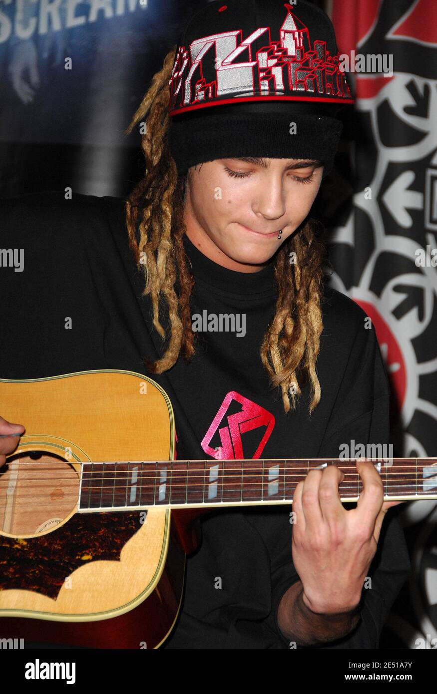 Le musicien Tom Kaultiz de l'hôtel Tokio se produit à Virgin Megastore à Times Square à New York City, NY, États-Unis, le 6 mai 2008. Photo de Gregorio Binuya/ABACAPRESS.COM Banque D'Images