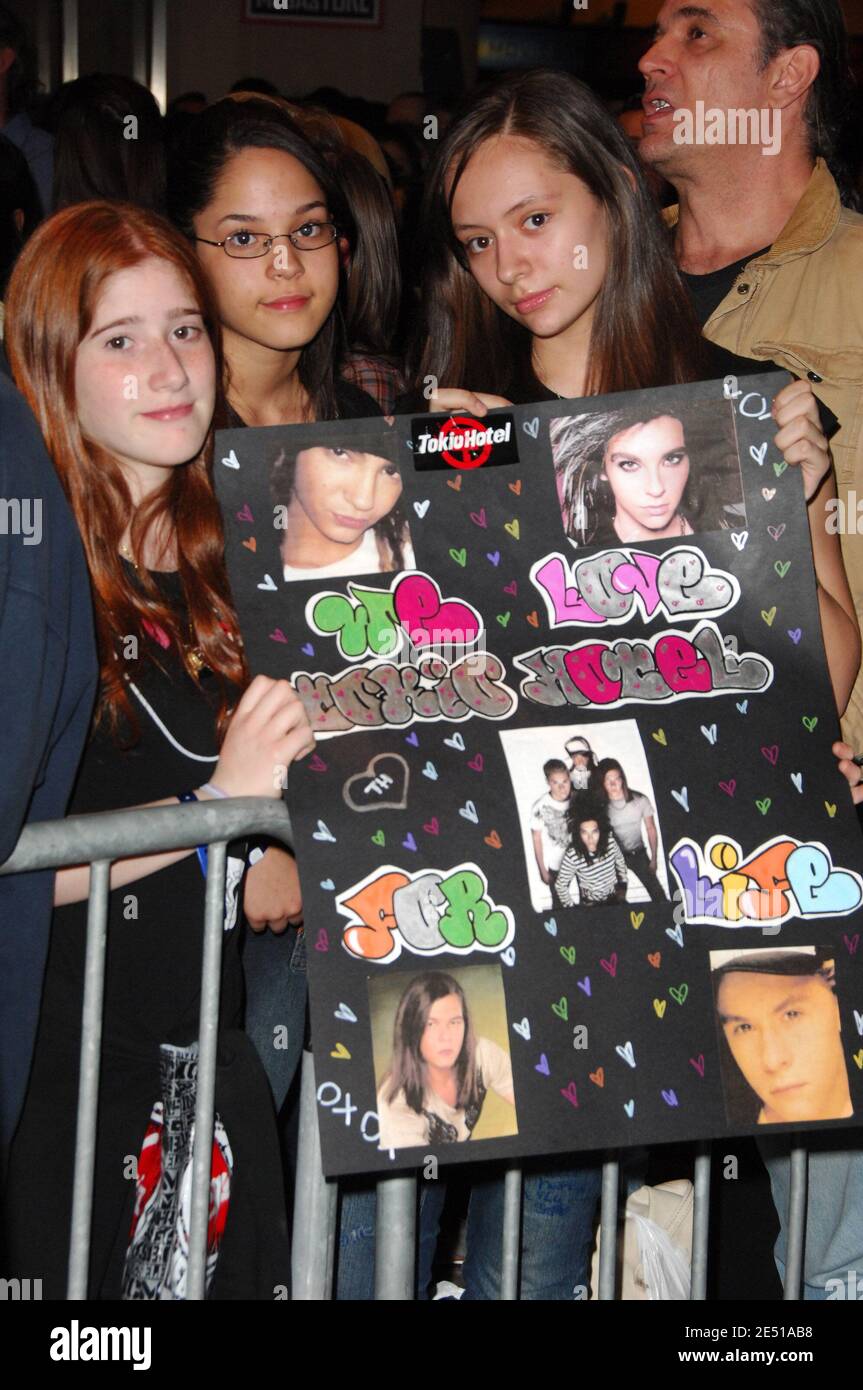 Les fans de Tokio Hotel attendent une performance à Virgin Megastore à Times Square à New York City, NY, USA le 6 mai 2008. Photo de Gregorio Binuya/ABACAPRESS.COM Banque D'Images